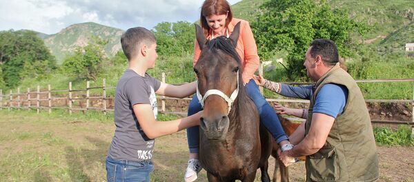 Семья Асланян с туристом на ипподроме отеля Бенсон, село Гомк, Вайоц Дзор Семья Асланян с туристом на ипподроме отеля Бенсон, село Гомк, Вайоц Дзор - Sputnik Армения