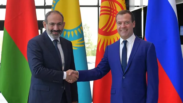 Премьер-министр России Дмитрий Медведев встречает премьер-министра Армении Никола Пашиняна перед заседанием Евразийского межправительственного совета глав правительства стран ЕАЭС (27 июля 2018). Санкт-Петербург - Sputnik Армения