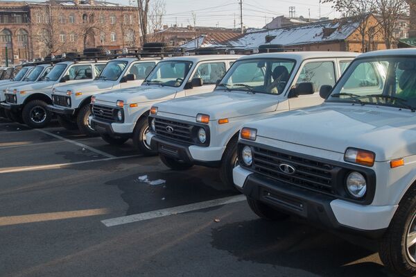 ФТС России подарила таможенной службе Армении более 140 служебных машин специального назначения ФТС России подарила таможенной службе Армении более 140 служебных машин специального назначения - Sputnik Армения