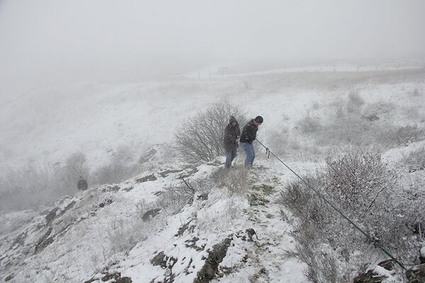 По прибытии из Тбилиси к месту восхождения, участников акции встретила ненастная погода - снег и ветер - Sputnik Армения