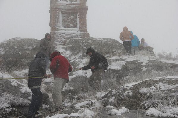 Незрячим помогали профессиональные альпинисты. Как заявили организаторы акции, участникам восхождения была гарантирована полная безопасность - Sputnik Армения