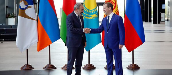 Премьер-министр России Дмитрий Медведев встречает премьер-министра Армении Никола Пашиняна перед заседанием Евразийского межправительственного совета глав правительства стран ЕАЭС (27 июля 2018). Санкт-Петербург - Sputnik Армения