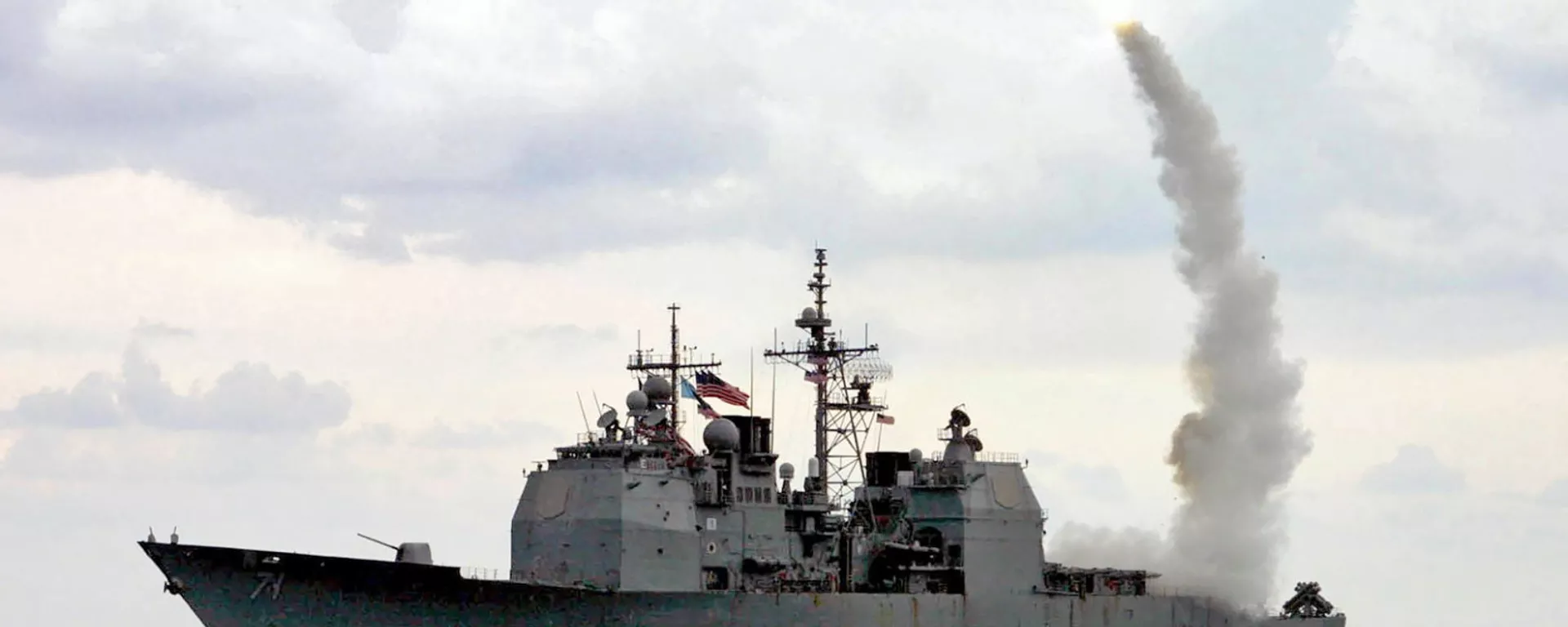 Запуск ракеты Томагавк с крейсера управляемых ракет USS Cape St.George (23 марта 2003). Средиземное море - Sputnik Армения, 1920, 28.12.2020