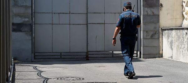 Полицейский около зания суда Первой инстанции административного района Шенгавит - Sputnik Армения