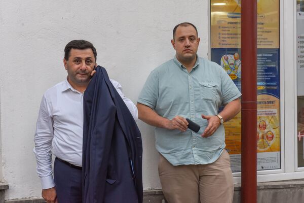 Депутаты от фракции РПА Самвел Фарманян и Мигран Акопян около больницы Сурб Григор Лусаворич (27 июля 2018). Еревaн - Sputnik Армения