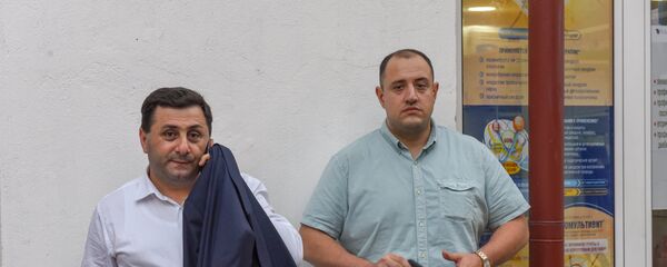 Депутаты от фракции РПА Самвел Фарманян и Мигран Акопян около больницы Сурб Григор Лусаворич (27 июля 2018). Еревaн - Sputnik Армения