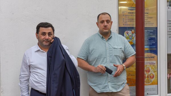 Депутаты от фракции РПА Самвел Фарманян и Мигран Акопян около больницы Сурб Григор Лусаворич (27 июля 2018). Еревaн - Sputnik Армения