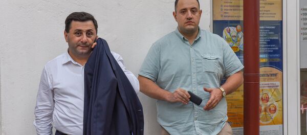 Депутаты от фракции РПА Самвел Фарманян и Мигран Акопян около больницы Сурб Григор Лусаворич (27 июля 2018). Еревaн - Sputnik Армения