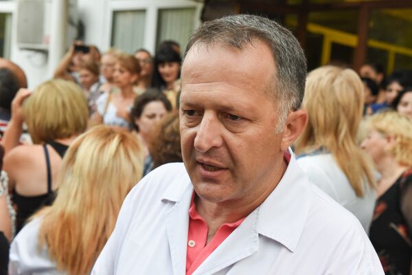 Заведующий отделением лучевой диагностики Арман Григорян около больницы Сурб Григор Лусаворич (27 июля 2018). Еревaн - Sputnik Армения