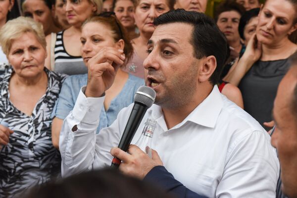 Депутат от фракции РПА Самвел Фарманян около больницы Сурб Григор Лусаворич (27 июля 2018). Еревaн - Sputnik Армения