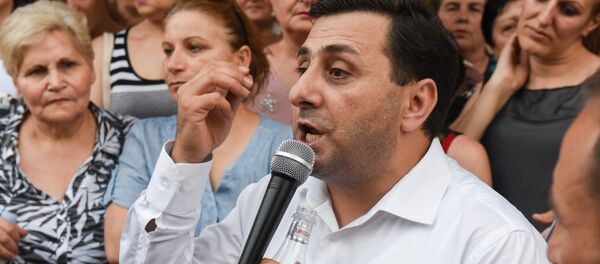 Депутат от фракции РПА Самвел Фарманян около больницы Сурб Григор Лусаворич (27 июля 2018). Еревaн - Sputnik Արմենիա