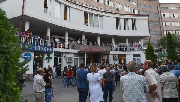 Сотрудники больницы Святого Григора Лусаворича выступают с призывом вернуть Ара Минасяна (27 июля 2018). Еревaн - Sputnik Армения
