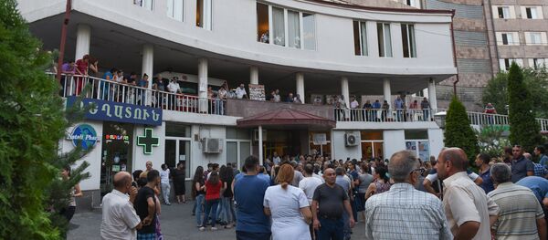 Сотрудники больницы Святого Григора Лусаворича выступают с призывом вернуть Ара Минасяна (27 июля 2018). Еревaн Сотрудники больницы Святого Григора Лусаворича выступают с призывом вернуть Ара Минасяна (27 июля 2018). Еревaн - Sputnik Արմենիա