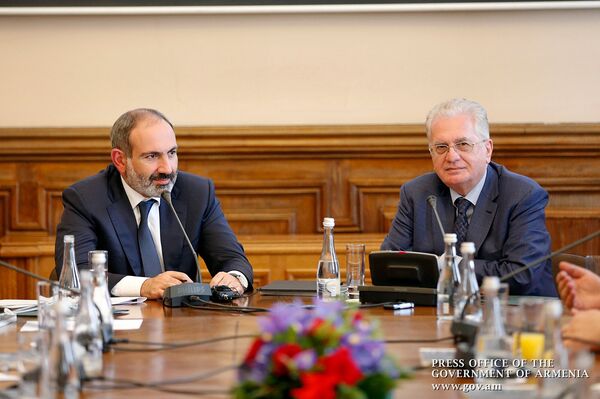 Премьер-министр Армении Никол Пашинян встретился с российскими деятелями культуры (27 июля 2018). Санкт-Петербург Премьер-министр Армении Никол Пашинян встретился с российскими деятелями культуры (27 июля 2018). Санкт-Петербург - Sputnik Արմենիա