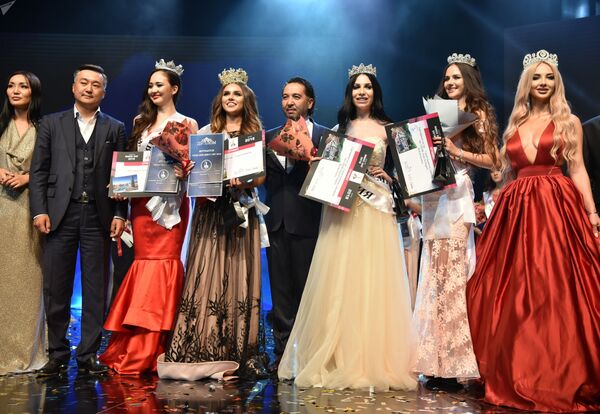 Финалистки конкурса Мисс СНГ-2018 вместе с организаторами Финалистки конкурса Мисс СНГ-2018 вместе с организаторами - Sputnik Армения