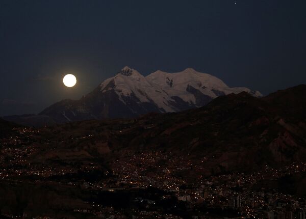 Луна вблизи горы Иллимани во время полного лунного затмения в Ла-Пасе, Боливия - Sputnik Армения