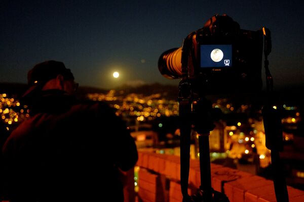 Луна вблизи горы Иллимани во время полного лунного затмения в Ла-Пасе, Боливия - Sputnik Армения