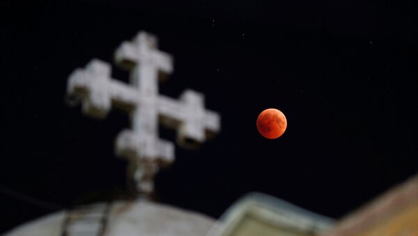 Лунноe затмения над Коптской Православной Церкви в Аммане, Иордания - Sputnik Армения