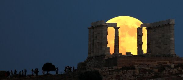 Люди наблюдают за восходом полной луны за храмом Посейдона перед лунным затмением на мысе Сунион, недалеко от Афин, Греция Люди наблюдают за восходом полной луны за храмом Посейдона перед лунным затмением на мысе Сунион, недалеко от Афин, Греция - Sputnik Армения