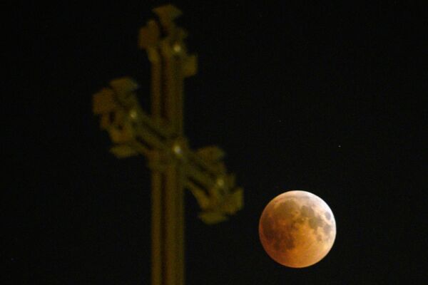 Խավարած Լուսինը՝ Հայ Առաքելական Եկեղեցու գմբեթի խաչի կողքից - Sputnik Արմենիա