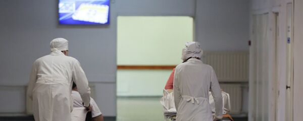 Сотрудники медучреждения транспортируют пациентов - Sputnik Армения