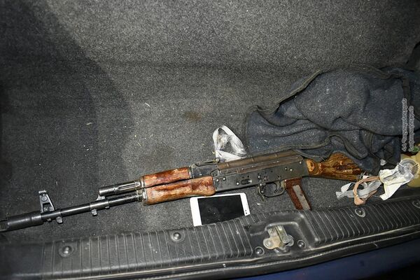 Найденный автомат в багажнике автомобиля Найденный автомат в багажнике автомобиля - Sputnik Արմենիա