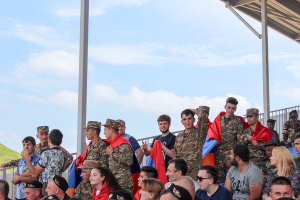 Зрители во время индивидуальной гонки международных соревнований Танковый биатлон-2018 на подмосковном полигоне Алабино Зрители во время индивидуальной гонки международных соревнований Танковый биатлон-2018 на подмосковном полигоне Алабино - Sputnik Армения