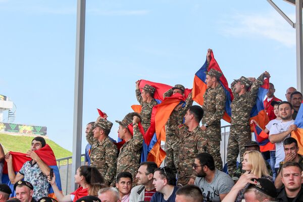 Зрители во время индивидуальной гонки международных соревнований Танковый биатлон-2018 на подмосковном полигоне Алабино Зрители во время индивидуальной гонки международных соревнований Танковый биатлон-2018 на подмосковном полигоне Алабино - Sputnik Армения