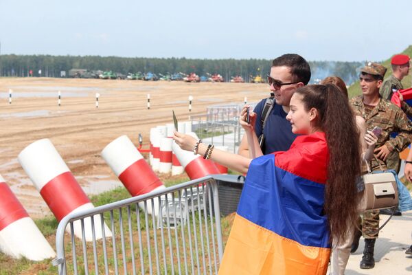 Зрители во время индивидуальной гонки международных соревнований Танковый биатлон-2018 на подмосковном полигоне Алабино Зрители во время индивидуальной гонки международных соревнований Танковый биатлон-2018 на подмосковном полигоне Алабино - Sputnik Արմենիա