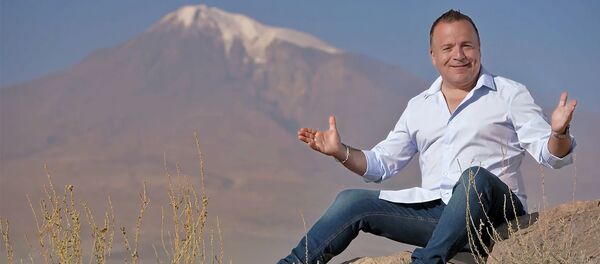 Британский комик и музыкант армянского происхождения Кев Оркян - Sputnik Армения