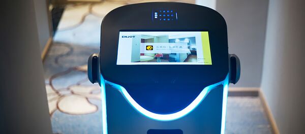 Робот с системмой распознования лиц в отеле Smart LYZ - Sputnik Армения