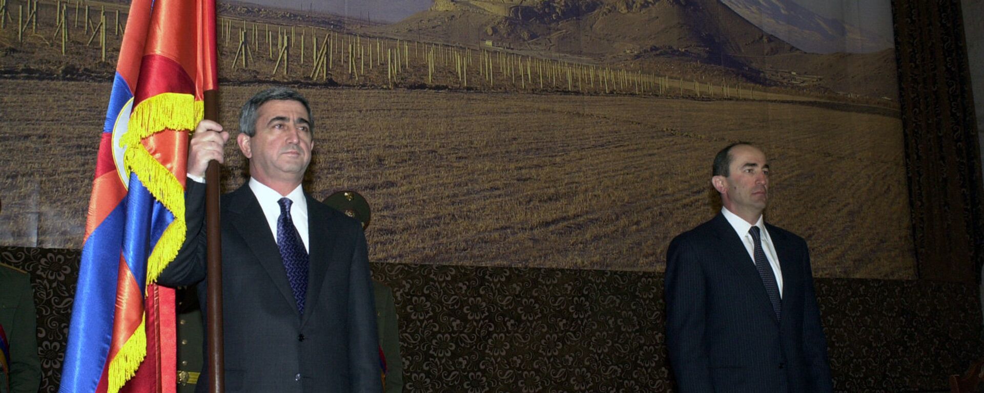 Второй президент Армении Роберт Кочарян во время празднования 10-летия ВС Армении (2002 год). Еревaн - Sputnik Արմենիա, 1920, 14.05.2021