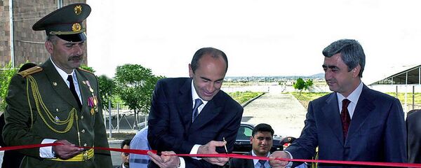 Второй президент Армении Роберт Кочарян и министр обороны Серж Саргсян на открытии новой столовой в воинкой части (2003 год) - Sputnik Армения