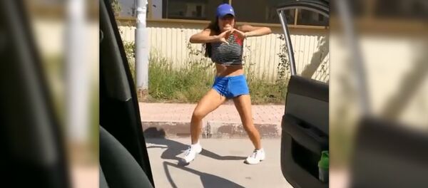 Горячий танец якутки взорвал интернет Горячий танец якутки взорвал интернет - Sputnik Армения