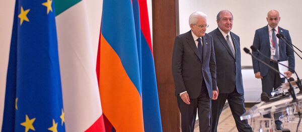 Президенты Армении и Италии Армен Саркисян и Серджо Маттарелла на совместной пресс-конференции (30 июля 2018). Еревaн - Sputnik Армения