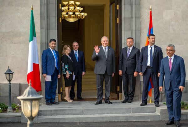 Президент Армении Армен Саркисян после встречи с Президентом Италии Серджо Матарелой (30 июля 2018). Еревaн - Sputnik Армения