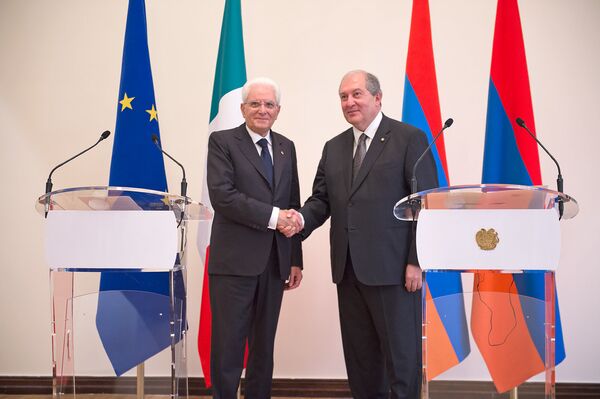 Президенты Армении и Италии Армен Саркисян и Серджо Матарела на совместной пресс-конференции (30 июля 2018). Еревaн - Sputnik Армения