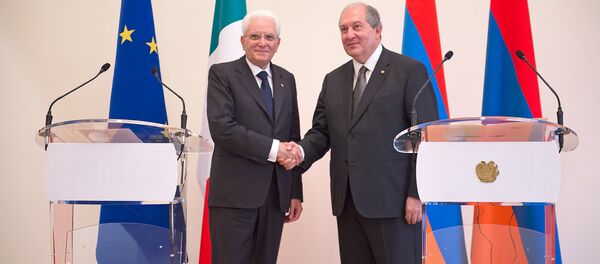 Президенты Армении и Италии Армен Саркисян и Серджо Маттарелла на совместной пресс-конференции (30 июля 2018). Еревaн - Sputnik Армения