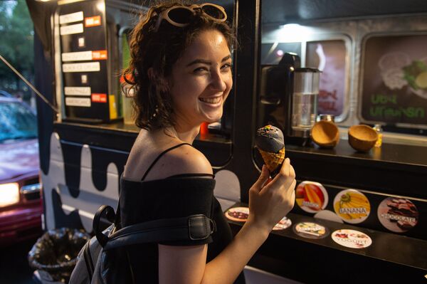 Покупатель Черного мороженого Покупатель Черного мороженого - Sputnik Արմենիա