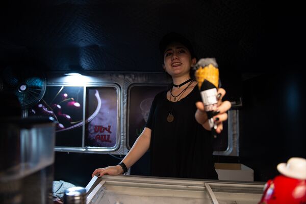 Продавщица Черного мороженого Продавщица Черного мороженого - Sputnik Արմենիա