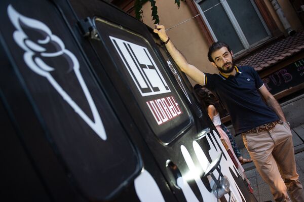 Основатель Черного мороженого в Ереване Геворг Даниелян Основатель Черного мороженого в Ереване Геворг Даниелян - Sputnik Արմենիա