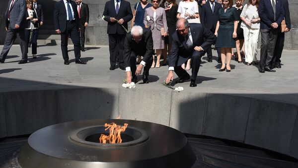 Президенты Армении и Италии Армен Саркисян и Серджио Матарелла посетили мемориальный комплекс Цицернакаберд (31 июля 2018). Еревaн - Sputnik Արմենիա
