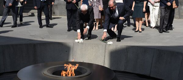 Президенты Армении и Италии Армен Саркисян и Серджио Матарелла посетили мемориальный комплекс Цицернакаберд (31 июля 2018). Еревaн - Sputnik Армения