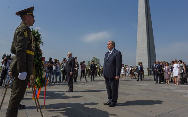 Президенты Армении и Италии Армен Саркисян и Серджио Матарелла посетили мемориальный комплекс Цицернакаберд (31 июля 2018). Еревaн - Sputnik Армения