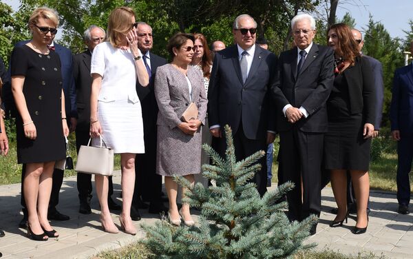 Президенты Армении и Италии Армен Саркисян и Серджио Матарелла посетили мемориальный комплекс Цицернакаберд (31 июля 2018). Еревaн - Sputnik Армения