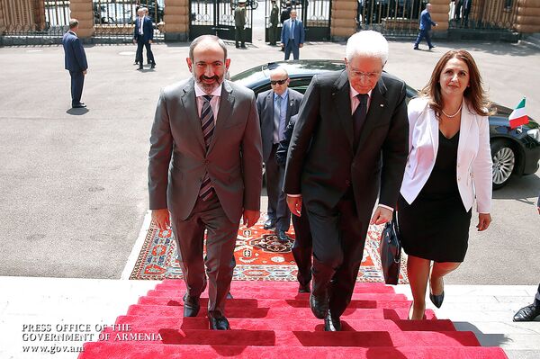 Премьер-министр Армении Никол Пашинян принял прибывшего с госвизитом президента Италии Серджо Матареллу (31 июля 2018). Еревaн - Sputnik Армения