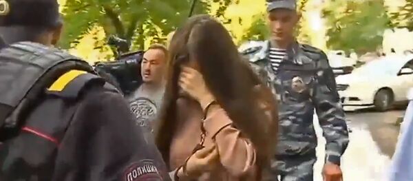 Сестры Хачатурян перед здание суда Сестры Хачатурян перед здание суда - Sputnik Արմենիա