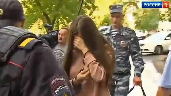 Сестры Хачатурян перед зданием суда - Sputnik Արմենիա