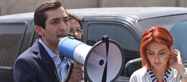 Член фракции Елк Давид Хажакян на акции протеста перед компанией Sanitek (1 августа 2018). Еревaн - Sputnik Армения