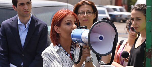 Член фракции Елк Ани Самсонян на акции протеста перед компанией Sanitek (1 августа 2018). Еревaн - Sputnik Армения